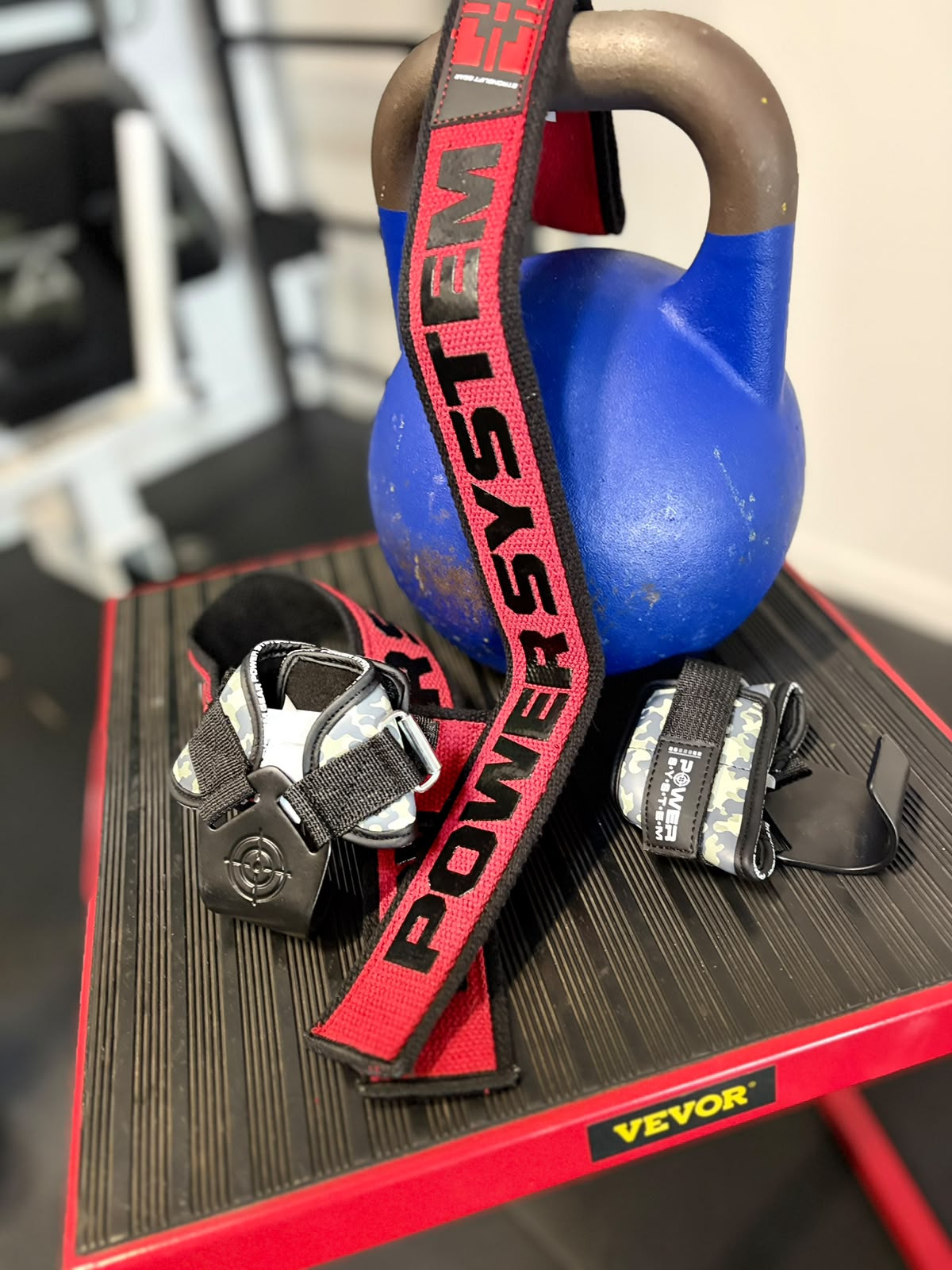 Paski treningowe czy haki do martwego ciągu? Co wybrać i kiedy warto z nich korzystać?